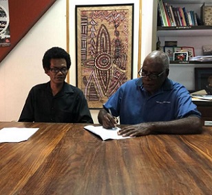 Chief Daniel Dam Atnelo, Chairman of the Erromango Cultural Association and VKS Director Richard Shing sign a cultural archives access agreement for the Netai en Namou Toc project on 23 March 2021. Credit - www.dailypost.vu