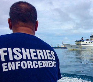 Photo: Francisco Blaha A fisheries officer in Majuro heads out to to inspect purse seine fishing vessels anchored in Majuro's lagoon. Photo: Francisco Blaha