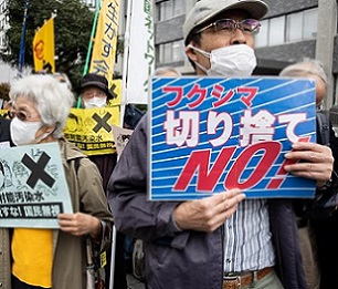 Demonstrators hold slogans during a protest outside the Japanese prime ministers office against the governments plan to release treated water from the Fukushima nuclear plant into the ocean, on April 13, 2021. Photo: Yuki Iwamura / AFP