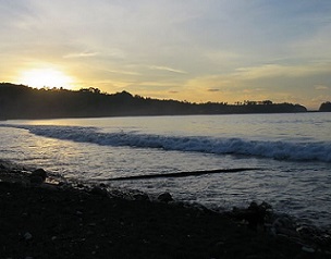 Credit - RH D 22, CC BY-SA 3.0 Kirakira Beach at Sunset, Makira Island, Solomon Islands. Credit - RH D 22, CC BY-SA 3.0