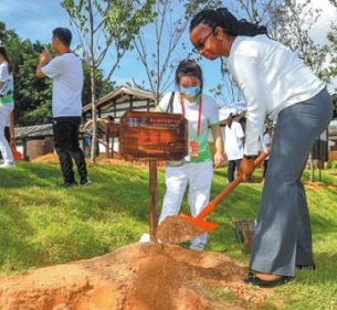 Guests attending the 44th session of UNESCO's World Heritage Committee plant trees in a historical neighborhood in Fuzhou, Fujian province, on Saturday. (Photo/China News Service)