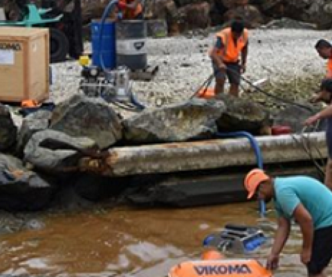 Ports Authority crew attend to the oil spillage at Avatiu harbour. Source - www.cookislandsnews.com