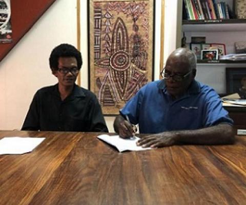 Chief Daniel Dam Atnelo, Chairman of the Erromango Cultural Association and VKS Director Richard Shing sign a cultural archives access agreement for the Netai en Namou Toc project on 23 March 2021. Credit - www.dailypost.vu 