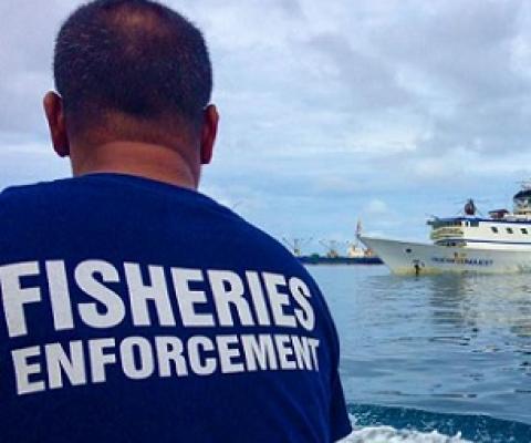 A fisheries officer in Majuro heads out to to inspect purse seine fishing vessels anchored in Majuro's lagoon. Photo: Francisco Blaha