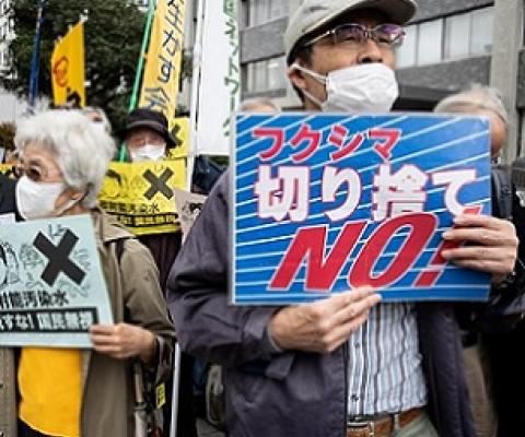 Demonstrators hold slogans during a protest outside the Japanese prime ministers office against the governments plan to release treated water from the Fukushima nuclear plant into the ocean, on April 13, 2021. Photo: Yuki Iwamura / AFP