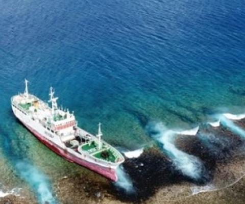 Shen Gang Shun 1 stuck on reef of Arutua. Credit - https://www.rnz.co.nz/