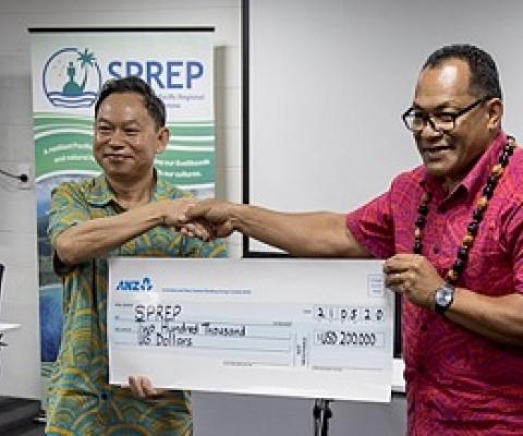 Chao Xiaoling, the Ambassador for the People's Republic of China to Samoa presents financial assistance to S.P.R.E.P.'s Director General, Leota Kosi Latu. (Photo: Aufai Areta Areta)
