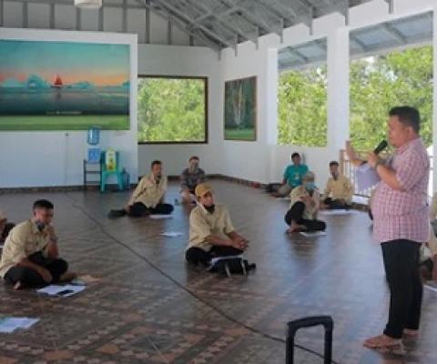 Indonesian nonprofit Alam Sehat Lestari conducts training to provide former loggers with financial support to grow their own sustainable businesses during the COVID-19 pandemic. Photo by: ASRI