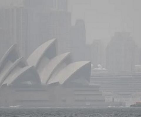 Bushfire smoke blanketed major cities in Australia and exacerbated respiratory illnesses. AAP Image/Steven Saphore