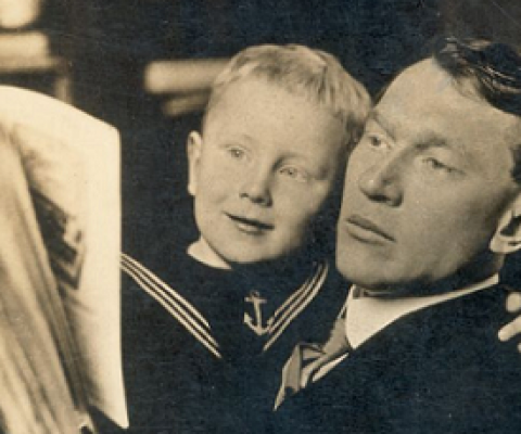 Poet Vachel Lindsay reads with one of his relatives. Credit: Granger Historical Picture Archive/Alamy