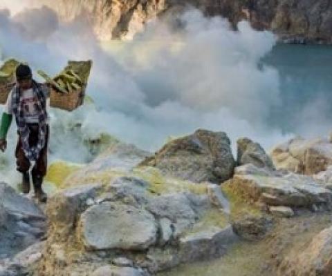 Sulphur mine in Ijen, Java, Indonesia. Both large‐scale industrial ore mining and local artisanal small-scale mineral extraction are major sources of pollution in Indigenous Peoples’ lands. Credit: Joan de la Malla