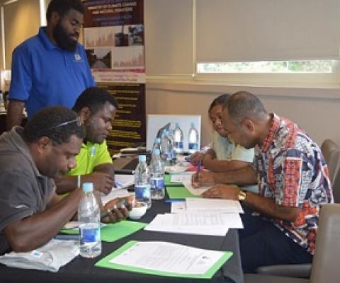 group discussions during workshop with staff of the Ministry of Climate Change and USP students. Source - https://dailypost.vu/ 